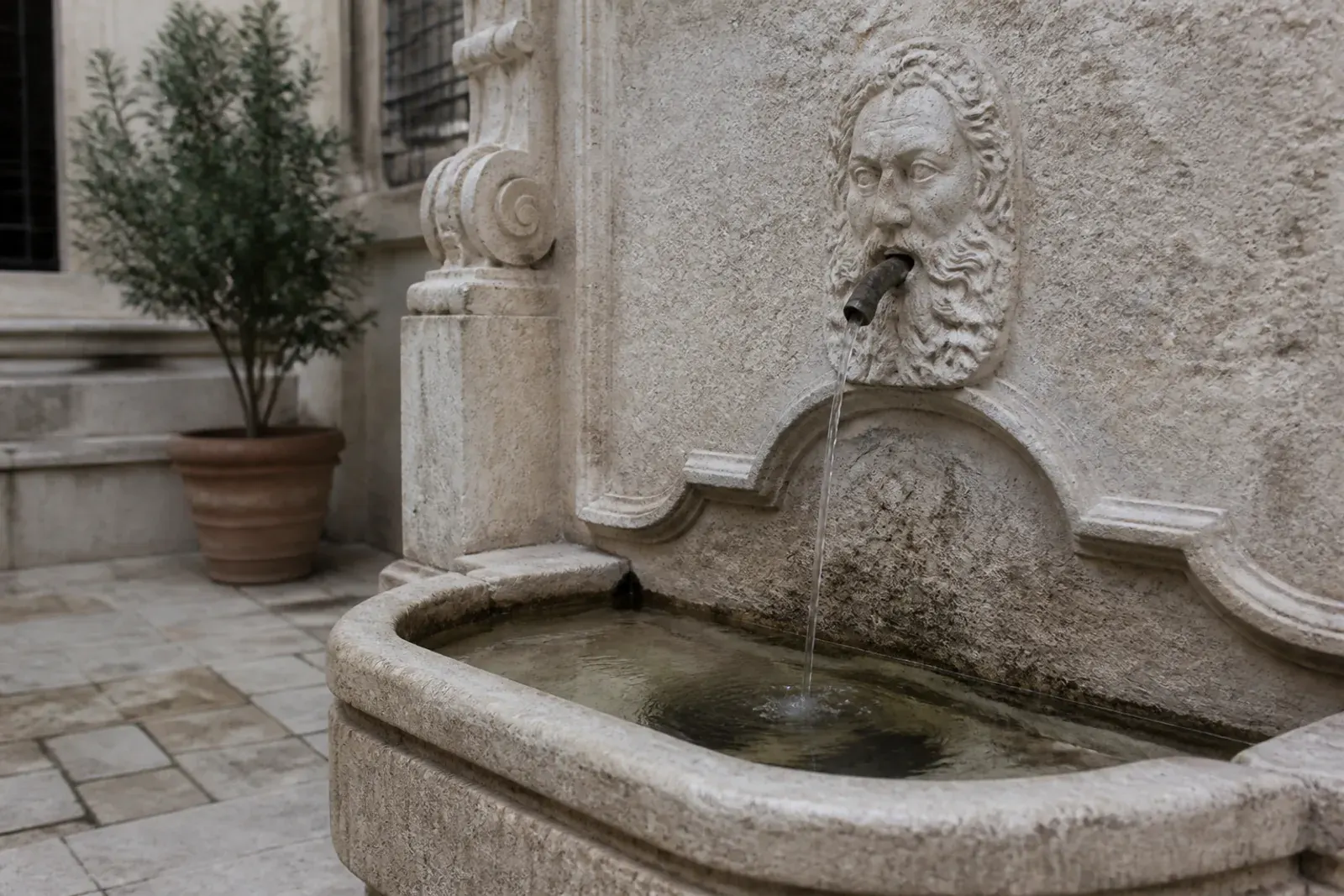Fontana in pietra dopo la pulizia conservativa